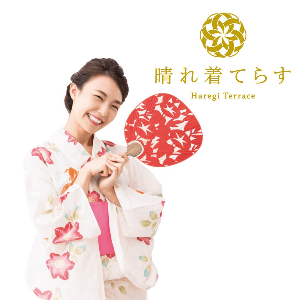 神奈川県相模原市 花柄の着物を着た女性が赤い扇子を持って微笑んでいます。英語と日本語で「晴れ着テラス」の文字が書かれており、上には金色の紋章があります。